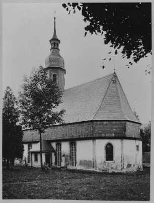 Mittelsaida (Erzgebirge), Wehrkirche (13. Jh. begonnen) von Südosten : Großhartmannsdorf-Mittelsaida, Wehrgangkirche Mittelsaida (13. Jahrhundert, um 1400; Wehrgeschoß 1475, Kirchenerweiterung nach 1650, Dachreiter 1701). Ansicht von Südosten