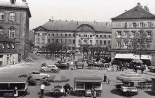 Zweibrücken, Herzogliches Schloss : Zweibrücken. Herzogliches Schloss. Eingangsfront über den Platz mit Verkaufsständen