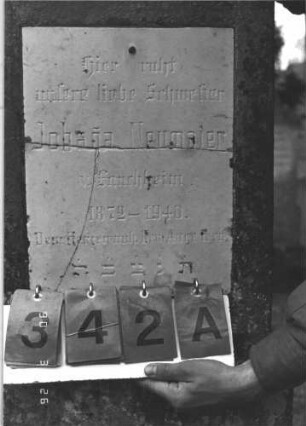 Grabstein 342 (Index: 100009406) Zustand: Inschrifttafel mehrfach zerbrochen Maße HxBxT: 128x50x24 cm: Grabstein 342A
