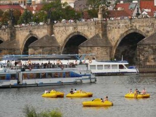 Schiffe vor der Karlsbrücke