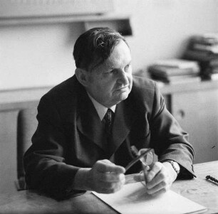 Dresden-Räcknitz, Haeckelstraße 20. Institut für Tieftemperaturphysik der Deutschen Akademie der Wissenschaften zu Berlin. Direktor Prof. Dr. Ludwig Bewilogua an seinem Schreibtisch