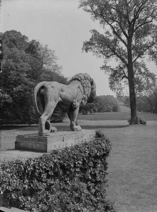 Bad Muskau. Fürst-Pückler-Park Bad Muskau. Skulptur eines Löwen