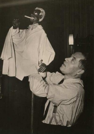 Sowjetisches Puppenspiel. Professor Sergej Obraszow beim Führung der Puppe. Dresden, Dezember 1950