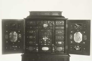 Prunkschrank (geöffnet)