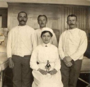 Erster Weltkrieg - Lazarett III Gewerbeschule Karlsruhe. Unbekannte Patienten und Schwester