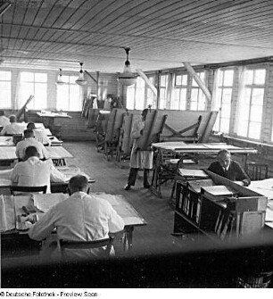 Rostock-Warnemünde. Ernst Heinkel Flugzeugwerke Warnemünde. Ingenieure beim Entwickeln neuer Flugzeugmodelle (?)