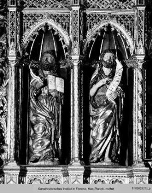Schnitzaltar : Auferstandener Christus, Maria und Heilige