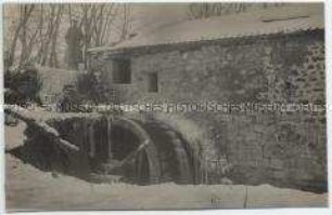 Wassermühle im Schnee