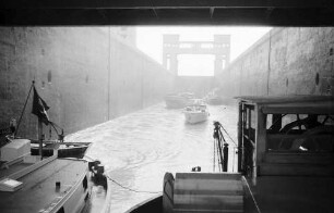 Kembs: Ausgelassenes Wasser in der Schleuse, bei der Ausfahrt