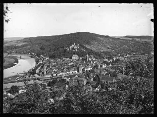 Blick über Bahnhofgelände, Luisenstraße, Mainspitze, Innenstadt und Burg