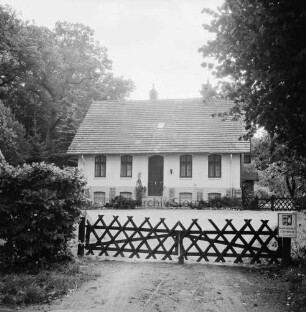 Revierförsterei Sattenfelde: vorn Gatter: links Hecke: rechts und links Bäume