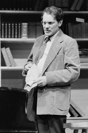 Szenenbilder aus "Am Ende der Nacht" von H. Hauser, Regie M. Richter, mit H. P. Minetti, Ch. Gottschalk, K. Conradi u.a., Kammerspiele (Deutsches Theater) Berlin, 1956