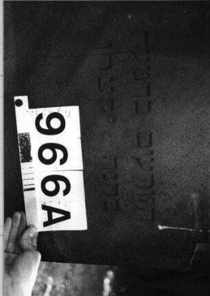 Grabstein 966 (Index: 99630458) Material: Sandstein Zustand: unten abgeblättert, leicht verwittert Maße HxBxT: 88x48x9 cm Beschreibung: Stele mit eingezogenem Rundbogenabschluß Besonderheit: Zitat Psalm 126, 5: Grabstein 966A