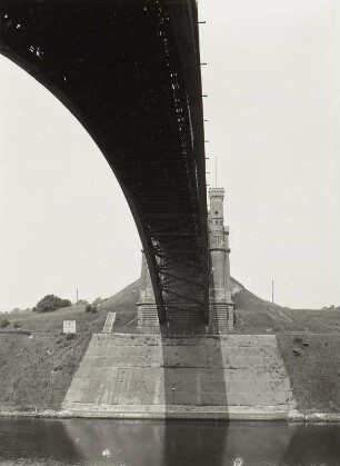 Eisenbrücke über dem Nord-Ostsee-Kanal