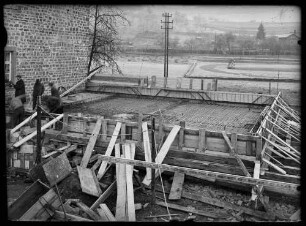 Baustelle im Bereich der heutigen Stadtwerke/ehemalige Milchzentrale mit Blick auf einen Sportplatz