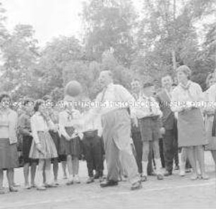W. Ulbricht spielt mit Pionieren der Pionierrepublik "Wilhelm Pieck" am Werbellinsee Volleyball