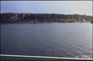 Potsdam, Blick über die Glienicker Lake zum Park Babelsberg.