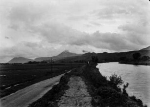 Fluss auf Sumatra : Der Fluss Toeroe durchfließt eine Ebene auf Sumatra. Parallel zum Fluss eine Straße.