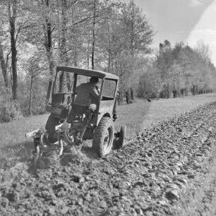 Traktor der MTS Krieschow. Traktorist Kollosche beim Pflügen in Burg-Kauper. : Traktor z stacije za wupožčowanje ratarskich mašinow (MTS) Krieschow. Traktorist Kollosche při woranju w Kupaŕskich Bórkowach.