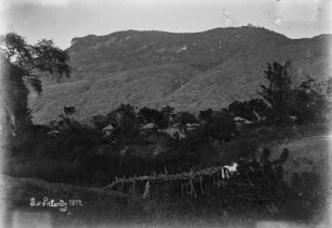 Brücke : Brücke am Fuße der Berge