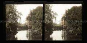 Blick über Fluss Indre und Brücke zum Schloss Azay-le-Rideau