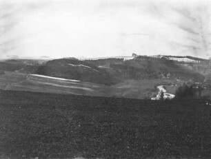 Wiesen und Felder : Blick in ein Tal mit Wiesen und Feldern, im Hintergrund Hügel