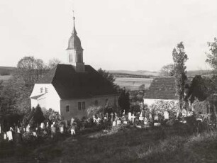 Langenhennersdorf, Dorfkirche : Langenhennersdorf. Dorfkirche, Beinhaus und Friedhof. Blick nach Westen gegen Gottleubatal und Zehistaer Wände