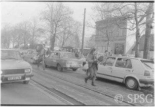 Mauerfall, Potsdam, Glienicker Brücke / Berliner Straße. Personen und Fahrzeuge auf der Potsdamer Seite der Glienicker Brücke / Berliner Straße.
