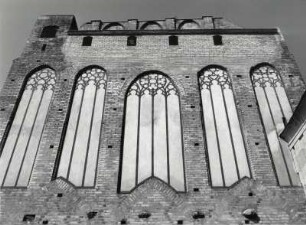 Detail der Domruine. Die gotischen Fenster wurden zugemauert und got. Maßwerk wurde aufgemalt