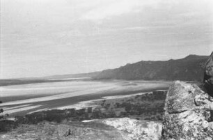 Bruchstufe mit Balangdasee und Felsen : Savanne mit Bergkette und davorgelagertem Balangdasee
