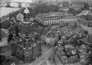 Dresden-Altstadt. Stadtzentrum mit Frauenkirche und Albertinum. Luftbild-Schrägaufnahme von Südwest