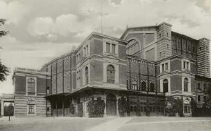 Bayreuth. Festspielhaus (1872-1873; O. Brückwald). Eckansicht mit späterem Vorbau, sogenannter Königsbau (1881-1882). Fotografie vor 1945
