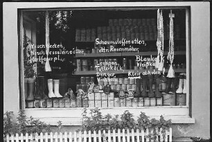 Schaufenster einer BHG (Bäuerliche Handelsgenossenschaft) mit Aufschrift "Kleie abholen"