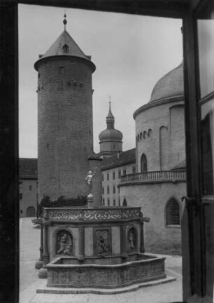 Würzburg. Bergfried der Festung Marienberg, vorn Brunnentempel