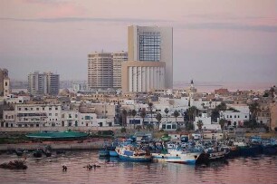 Tripolis - Hafen und Stadt : Fischereihafen und modernes Bürozentrum von Tripolis, Libyen, aufgenommen 2006