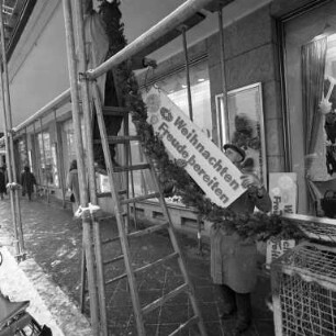 Abbau der Weihnachtsdekoration.