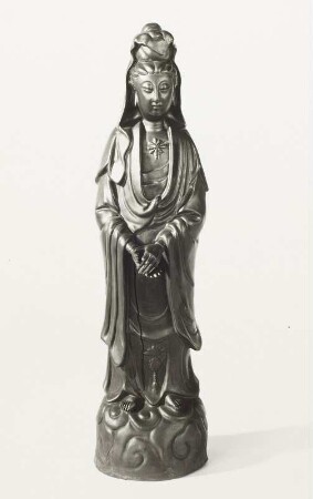 Abformungen von chinesischem Porzellan (Mitte) in Böttgersteinzeug (rechts) und Böttgerporzellan (links): die chinesische Gottheit Kuan-yin
