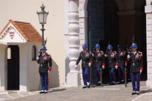 Monte Carlo - Wachaufzug : Wachaufzug vor dem Fürstenschloss täglich 11:55 Uhr. 2006