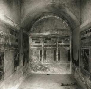 Pompeji. Haus der silbernen Hochzeit. Raum mit Malerei (2. Stil)