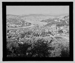 Blick auf Altstadt mit Burg und alte Mainbrücke, frühere Bebauung im Bereich "Lehmgrube", Anbaugebiet Gärtnerei Scheurich, Bergfriedhof bis zum Spitzen Turm
