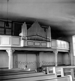 Evangelische Kirche: Innenraum: Orgel: vorn Gestühl