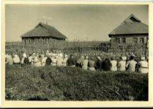 Versammlung von Bewohnerinnen eines litauischen oder russischen Dorfes