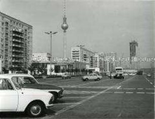 Blick auf Fernsehturm und Interhotel "Stadt Berlin" am Alexanderplatz auf der Karl-Marx-Alle in Höhe des Café Moskau in Berlin (Ost)