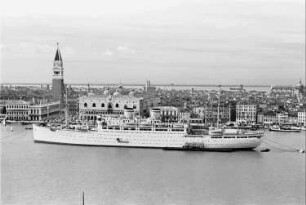 Reisefotos Italien. Venedig. Blick über den Canal Grande auf Markusturm und Riva degli Schiavoni. Ansicht mit Passagierschiff "Milwaukee"