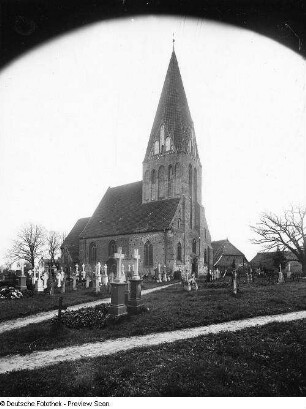 Dorfkirche. Ansicht über den Kirchhof von Nordwesten