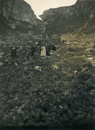 Norwegen: Gruppenbildnis mit Touristen beim Bergsteigen