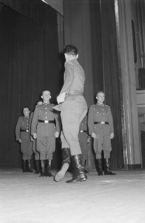 Darbietung der Tanzgruppe des Ensembles der NVA Erich Weinert (EWE) anlässlich des II. Deutschen Turn- und Sportfestes