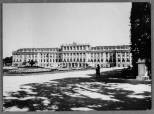 Vorm Schloß Schönbrunn