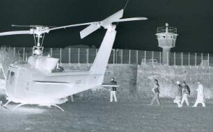 US Hubschrauber vor der Innerdeutschen Grenze : Ein US-Hubschrauber steht am 3. Oktober 1988 auf einer Wiese an der Werra vor den Sperranlagen der Innerdeutschen Grenze bei Philippsthal/Hessen. Gegenüber ein Postenturm der DDR Grenztruppe bei Vacha/DDR/Thüringen