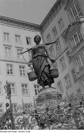 Ansicht der Bronzefigur der Wasserträgerin des Mägdebrunnens auf dem Roßplatz